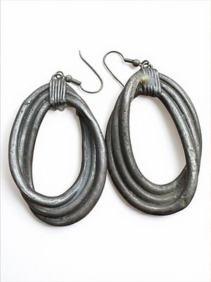 זוג עגילי כסף סטרלינג 925. חתומים. 5.5 ס״מ 
17.30 גרם