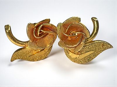 זוג עגילי אופנה רטרו בצורת ורדים. 2.2 
8.47 גרם