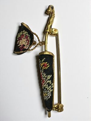 סיכה עשויה מתכת ובד בצורת מטריה. שנות ה50-60. 6 ס״מ 
5.77 גרם