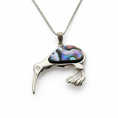 שרשרת ותליון - תליון בצורת (נקר?) משובץ .
. 26 ס״מ 
תליון 3x2.5 
6.18 גרם