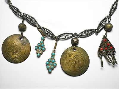 שרשרת כסף סטרלינג 925 מסיבית משובצת מטבעות עותמאנים ותליונים. אורך: 36 ס״מ 
משקל: 46.80 גרם