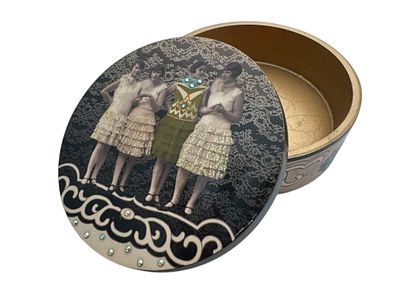 קופסת תכשיטים ישנה תצרת מיכל נגרין. חתומה. מידות: 11.5x4.5 ס"מ.