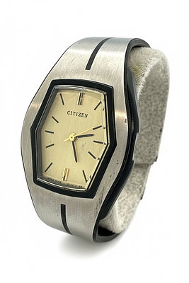 שעון נשי מסוגנן תוצרת סיטיזן Citizen. מנגנון קוורץ. לא נבדק עם סוללה. רוחב: 2.4 ס״מ.