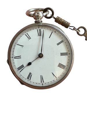 שעון כיס עתיק עשוי כסף 800. מנגנון צילינדר במצב עבודה תקין כולל מפתח מקורי. קוטר: 4 ס״מ. 
משקל: 