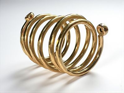 טבעת אופנה מסוגננת עשויה גולדפילד. 3 ס״מ 
8 גרם