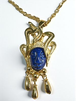 תליון ושרשרת תוצרת Salvador Teran מקסיקו (היה מעצב של חברת Taxco) בסגנון אצטקי. מתכת מצופה זהב 