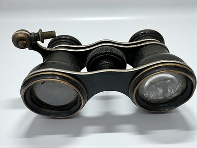 משקפת אופרה ותאטרון גרמנית תוצרת Rodenstock. שנות ה50-60. ידית אחיזה חסרה. מידות: 11x6 ס"מ.