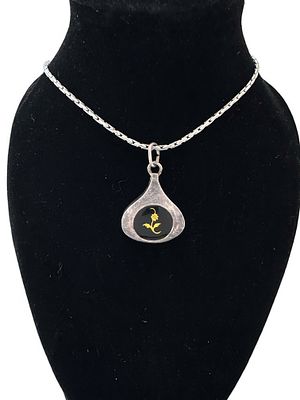 שרשרת ותליון עשויים כסף סטרלינג 925. אורך: 23 ס"מ. 
7.15 ג