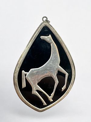 סיכת תליון כסף 925 ישראלית עשויה בעבודת יד מעוטרת תבליט סוס. שנות ה50-60. לא חתומה, כסף נבדק. 