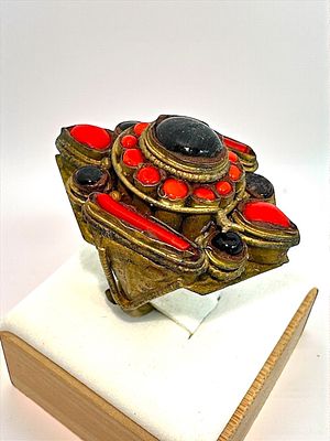 טבעת טורקמנית גדולת מימדים משובצת קורלים. מידות: 3.4x2.4 ס"מ.