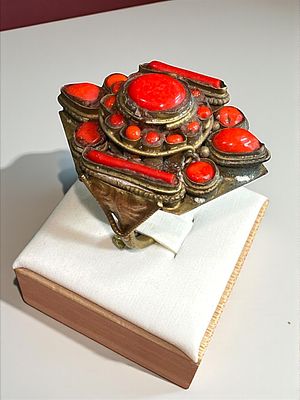 טבעת גדולת מימדים משובצת אבני קורל. 3.5x2.5