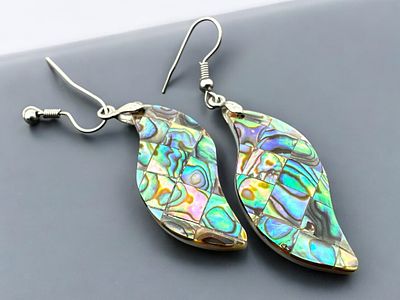 זוג עגילי כסף ואם הפנינה. מידות: 3.5x1.5 ס"מ.