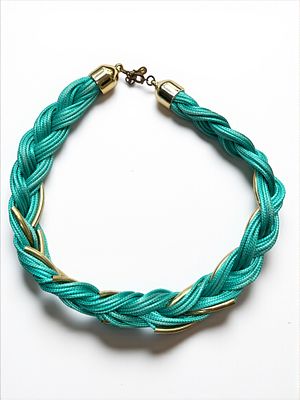 ענק לצוואר בצורת צמה קלועה, חתום. 22 ס״מ