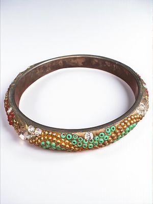 צמיד אופנה מעוטר. 7.5 ס״מ 
25.2 גרם