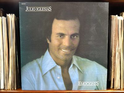 תקליט של חוליו איגלסיאס.