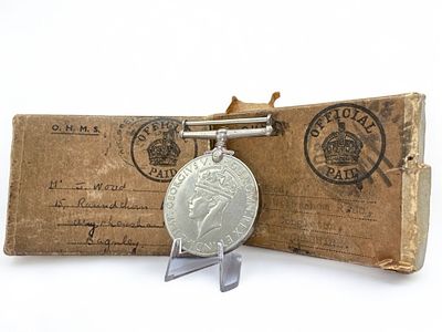 נדיר - מדליה בריטית ממלחמת העולם השניה כולל מארז מקורי עם שם מקבל המדליה. קוטר: 5 ס״מ.