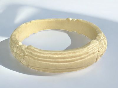 צמיד מסיבי עשוי שנ-הב מגולף. קוטר: 10 ס"מ.