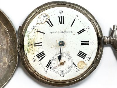 שעון כיס רוסי עתיק עשוי כסף 84 בעל 3 מכסים. מנגנון לא תקין. זכוכית חסרה. קוטר: 5 ס״מ. 
משקל: 73 גרם.