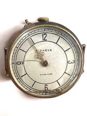 שעון יד שווייצרי עתיק משנות ה10-20. השעון במצב עבודה חלקי. קוטר: 35 ס״מ. 
משקל: 25 גרם.