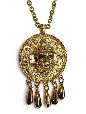 תליון בסגנון אצטקי מצופה זהב בעיצובו של Salvador Teran מקסיקו. 36 ס״מ 
34 גרם