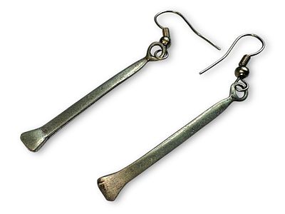 זוג עגילי כסף סטרלינג 925. אורך: 4 ס״מ.