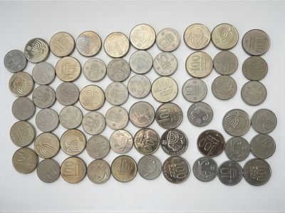 לוט גדול של מטבעות חנוכה בערכי לירות. מצבים טובים.