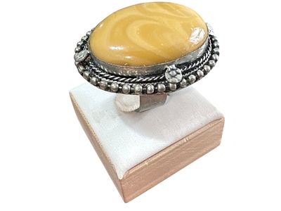 טבעת אופנה משובצת אבן. אבן - 3.7x3.2 ס״מ 
משקל - 19 גרם