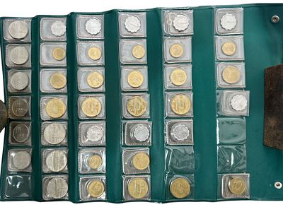 מארז מטבעות נייד מתקפל מלא במטבעות ישראל.