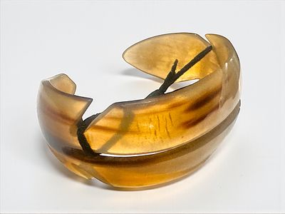 צמיד עשוי ככל הנראה קרן חיה.