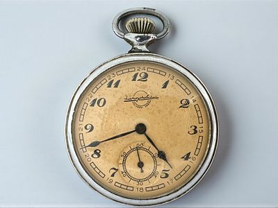 שעון כיס עתיק, מנגנון מכני במצב עבודה תקין. משקל: 85 גרם. 
קוטר: 5 ס״מ.