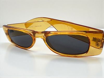 משקפי שמש רטרו.