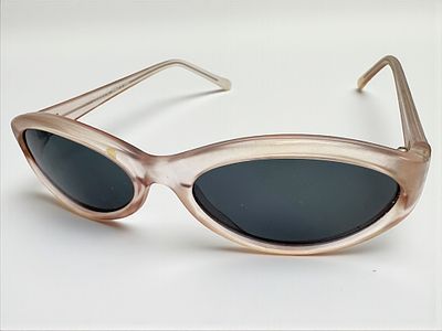 משקפי שמש רטרו.