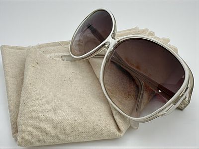 משקפי שמש רטרו.