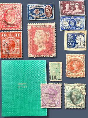 אלבום בולי עולם כולל בולים עתיקים.