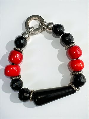 צמיד משולב חרוזי קורל טבעי צבוע. 9