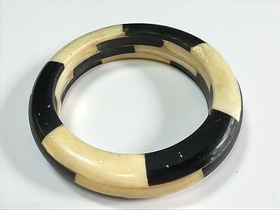 צמיד מסיבי עשוי שנ-הב. קוטר: 9 ס"מ.