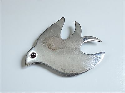 סיכת כסף סטרלינג 925 בצורת יונה. חתומה. 3.3 גרם 
3.5x2.5 ס״מ