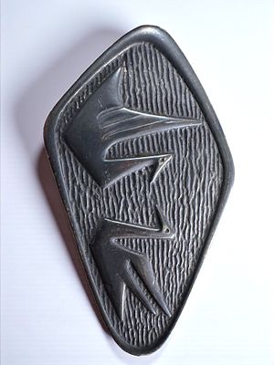 סיכת כסף סטרלינג ישראלית ישנה. לא חתומה - כסף נבדק.סיכה אחורית חסרה. אורך: 7 ס״מ. 
משקל: 11 גרם.