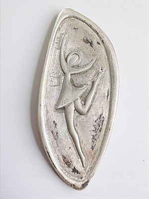 סיכת כסף סטרלינג ישראלית ישנה. לא חתומה - כסף נבדק. סיכה אחורית חסרה. אורך: 9 ס״מ. 
משקל: 21 גרם.