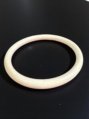 צמיד ישן עשוי שנ-הב. קוטר: 6 ס״מ.