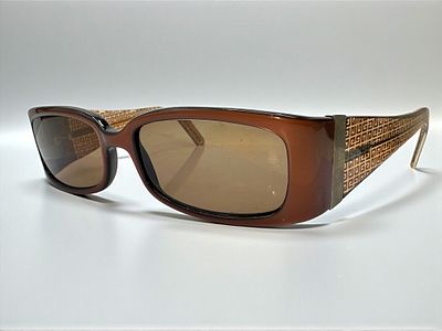 משקפי שמש מבית ג'יבנשי Givenchi.