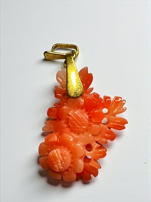 תליון קורל טבעי (לא צבוע) מגולף בצורת אסופת פרחים. 2.4 ס״מ 
2.4 גרם