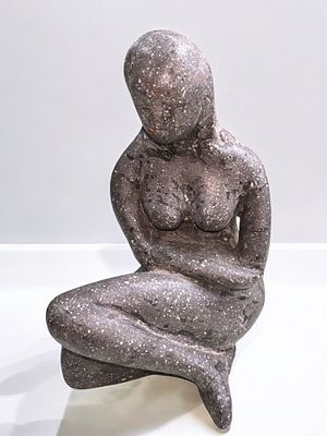 פסל אבן בדמות אשה, חתום F.H. מידות: 11x8x15 ס"מ.