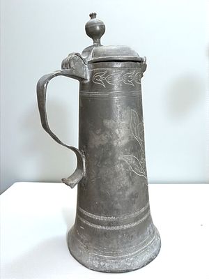 קנקן בירה עתיק מהמאה ה19 עשוי פיוטר, חריטת שם הבעלים ותארוך לשנת 1849. מידות: 14x32 ס"מ.