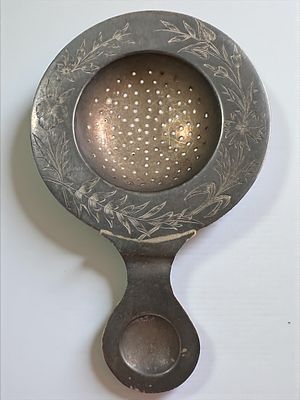 מסננת רוסית עתיקה עשויה כסף. חתומה. מידות: 7.5x13 ס"מ. 
משקל: 56 גרם.