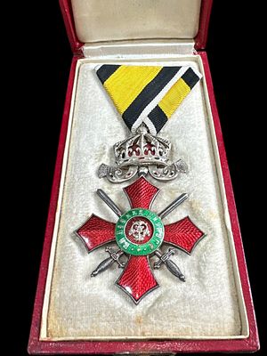 עיטור בולגרי לא שכיח - מסדר ההצטיינות הצבאי הבולגרי. מוענק עבור שירות צבאי מצטיין. הונפק בין 