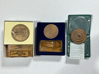 3 מדליות ברונזה בהוצאת החברה הממשלתית כול מדליית "ויהי אור" בעיצוב יעקב אגם.