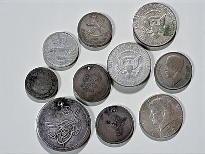 לוט מטבעות עולם עשויים כסף באחוזים שונים. חלקם עתיקים. משקל: 72 גרם.
