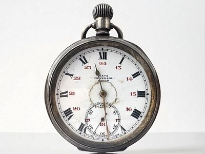 שעון כיס עתיק ומסיבי עשוי כסף סטרלינג 925, ברמינגהם 1919. קוטר: 5.1 ס"מ. 
משקל: 121 גרם.