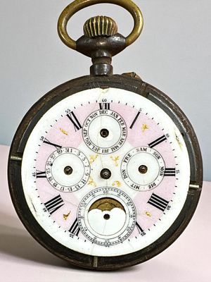 שעון כיס כרונוגרף עתיק מהמאה ה19. חלק קדמי מהקייס ומחוגים חסרים. קוטר: 5.5 ס"מ.